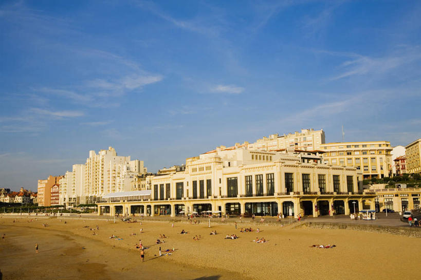 无人,家,横图,室外,白天,正面,度假,海浪,海洋,美景,城市风光,城市,法国,欧洲,阴影,光线,影子,房屋,屋子,景观,浪花,云,云朵,公寓,云彩,娱乐,洋房,楼房,住宅,蓝色,白云,蓝天,天空,阳光,海水,天,享受,休闲,景色,放松,晴朗,海景,法兰西共和国,比亚里茨,阿基坦,法兰西第五共和国,大海,风浪,海,海水的波动,近岸浪,涌浪,晴空,彩图,房子