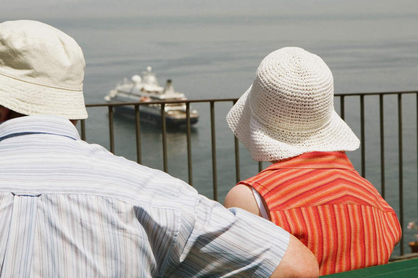 西方人,中年人,两个人,家庭,夫妻,栏杆,坐,横图,室外,白天,爱情,海浪,海洋,轮船,船,帽子,椅子,欧洲,欧洲人,一艘,服装,扶手,木椅,浪花,浪漫,休闲装,护栏,背面,衣服,海水,遮阳帽,交通工具,休闲,温暖,温馨,一家人,休闲服,恩爱,恋人,服饰,和睦,载具,海景,男人,男性,女人,女性,中年男性,中年女性,白种人,夫妇,情侣,大海,风浪,海,海水的波动,近岸浪,涌浪,坐着,半身,彩图,伴侣,融洽