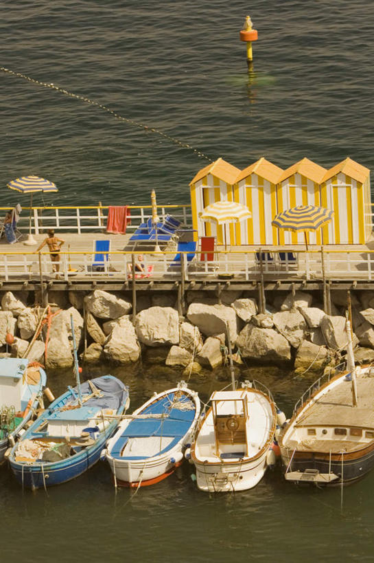 无人,家,木屋,栏杆,码头,竖图,俯视,室外,白天,旅游,度假,海浪,海洋,美景,港口,船,椅子,意大利,欧洲,许多,扶手,伞,雨伞,遮阳伞,躺椅,景观,浪花,木船,娱乐,阳伞,护栏,住宅,自然,海水,交通工具,享受,休闲,景色,放松,沙滩椅,太阳伞,舟,南欧,自然风光,载具,海景,卡普里,意大利共和国,卡普里岛,坎帕尼亚,坎帕尼亚大区,卡碧岛,卡布里岛,女妖岛,大海,风浪,海,海水的波动,近岸浪,涌浪,彩图,高角度拍摄,摆渡口,埠头,渡口,渡头,港湾,海港,货运码头,口岸,茅舍,茅屋,棚屋,商港,小木屋,小屋