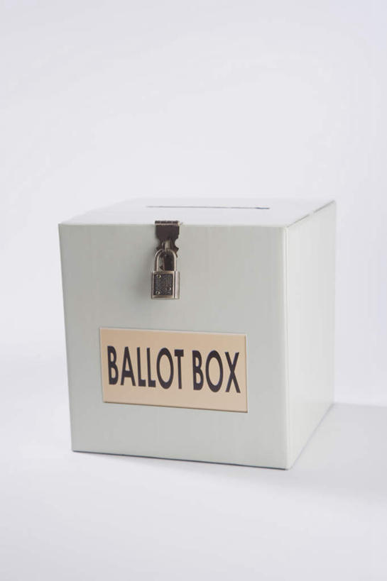 无人,竖图,室内,特写,白天,白色背景,正面,安全,静物,阴影,反射,英文,标志,文字,影子,字符,字母,防护,标识,盒子,锁,一个,容器,摄影,影棚,单个,储藏,英文字母,保护,储存,保险,私密,竞选,保全,周全,安稳,安定,防盗,平安,彩图,影棚拍摄,拍摄,贮存,投票