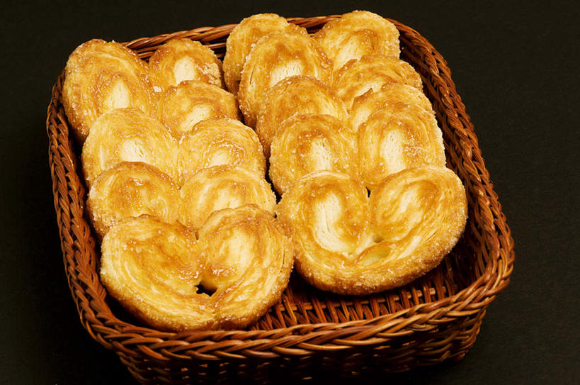 点心,无人,交叉,横图,俯视,室内,特写,白天,桌子,竹子,一排,许多,阴影,黑色背景,竹制,整齐,编织,反射,篮子,影子,食品,甜点,甜品,小吃,食物,糕点,排列,一个,竹篮,甜食,摄影,影棚,单个,竹条,交织,竹制品,队列,蝴蝶酥,穿插,彩图,高角度拍摄,影棚拍摄,拍摄