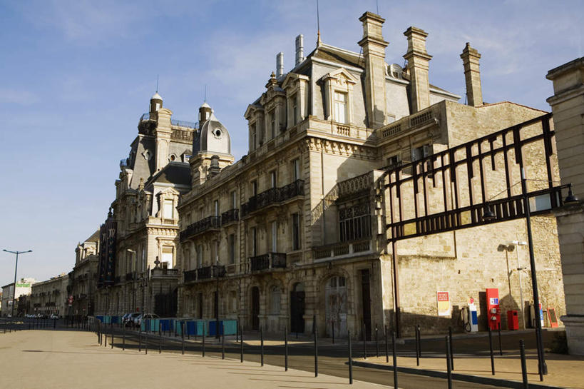 无人,家,横图,室外,白天,仰视,度假,美景,窗户,城市风光,城市,道路,路,法国,欧洲,阴影,光线,影子,房屋,墙,屋子,景观,云,云朵,公寓,小路,交通,云彩,娱乐,洋房,楼房,玻璃窗,墙壁,墙面,住宅,蓝色,白云,蓝天,天空,阳光,天,享受,休闲,景色,放松,晴朗,法兰西共和国,首府,波尔多,阿基坦,法兰西第五共和国,亚魁当,波尔多市,阿基坦大区,晴空,彩图,低角度拍摄,房子