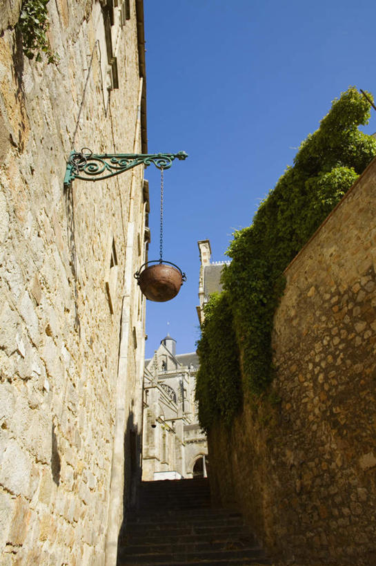 无人,交叉,竖图,室外,白天,仰视,旅游,度假,石头,名胜古迹,植物,标志建筑,地标,建筑,竹子,法国,欧洲,吊挂,悬挂,阴影,竹制,遗迹,编织,光线,篮子,石子,影子,墙,挂,古迹,文物,娱乐,建设,古建筑,墙壁,墙面,蓝色,绿色,蓝天,天空,阳光,自然,竹篮,天,享受,休闲,旅游胜地,放松,生长,晴朗,成长,竹条,交织,竹制品,古文明,万里无云,法兰西共和国,首府,勒芒,萨尔特,法兰西第五共和国,穿插,洛林,洛林大区,孚日省,石块,岩石,晴空,晴空万里,彩图,低角度拍摄