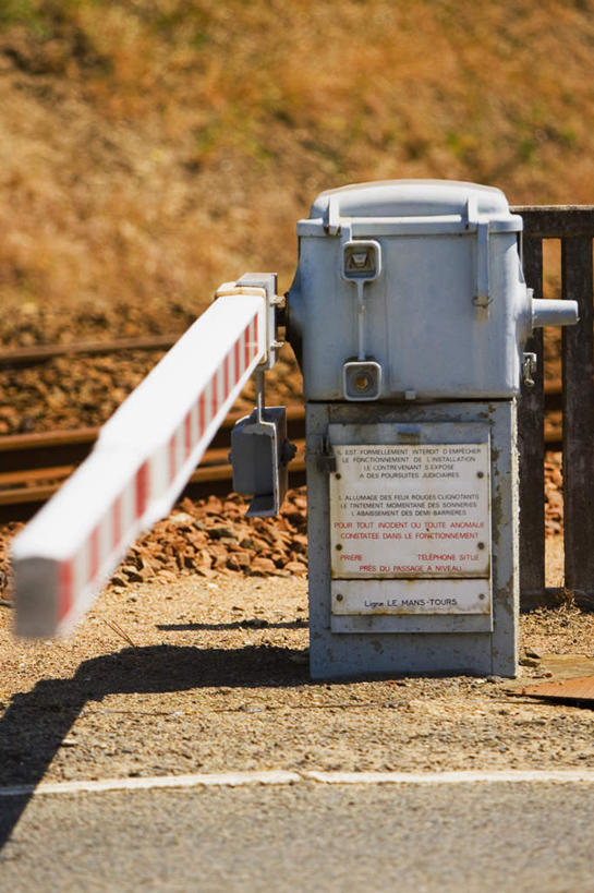 无人,栏杆,竖图,室外,白天,正面,河流,石头,水,植物,路,铁路,法国,欧洲,枯萎,石子,河水,水流,围栏,枯草,轨道,交通,铁轨,护栏,草,黄色,运输,法兰西共和国,法兰西第五共和国,卢瓦尔河,罗亚尔河,石块,彩图