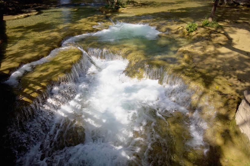 无人,横图,俯视,室外,白天,旅游,度假,草地,草坪,石头,美景,瀑布,山,山脉,水,植物,墨西哥,飞溅,溅,石子,液体,景观,山峰,水滴,山峦,娱乐,水珠,草,树,树木,绿色,自然,群山,享受,休闲,景色,放松,生长,成长,北美,北美洲,喷洒,自然风光,美洲,沉积岩,圣路易斯波托西,北亚美利加洲,亚美利加洲,墨西哥合众国,仙人掌王国,圣路易斯波托西州,水成岩,跌水,石块,岩石,彩图,高角度拍摄