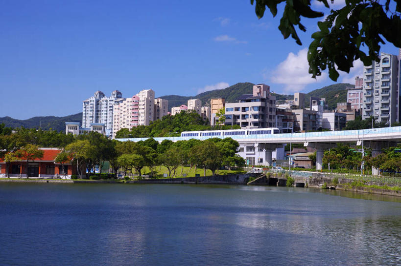 无人,公园,家,高楼大厦,横图,室外,白天,正面,度假,办公楼,草地,草坪,湖,湖泊,美景,水,植物,城市风光,城市,大桥,大厦,建筑,立交桥,摩天大楼,桥梁,写字楼,台湾,中国,亚洲,阴影,波纹,光线,影子,房屋,屋子,湖面,景观,水流,水面,云,云朵,高架,公寓,斜拉桥,桥,涟漪,云彩,娱乐,洋房,楼房,住宅,草,树,树木,蓝色,绿色,白云,倒影,蓝天,水纹,天空,阳光,自然,楼宇,波浪,湖水,天,享受,休闲,商务楼,景色,放松,生长,晴朗,成长,倒映,东亚,台北,内湖区,港澳台,中华人民共和国,省会,水晕,台北市,台湾省,反照,晴空,彩图,房子,大楼,高层建筑,高楼,摩天楼,大湖公园,内湖,台