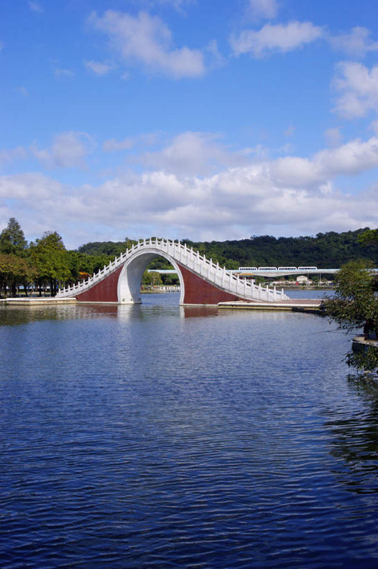 无人,公园,码头,竖图,室外,白天,正面,度假,湖,湖泊,石头,美景,水,植物,城市风光,城市,港口,台湾,中国,亚洲,阴影,波纹,光线,石子,影子,湖面,景观,水流,水面,云,云朵,桥,涟漪,云彩,娱乐,石桥,拱桥,栈桥,树,树木,蓝色,绿色,白云,倒影,蓝天,水纹,天空,阳光,自然,波浪,湖水,天,享受,休闲,景色,放松,拱形,生长,晴朗,成长,人行桥,石拱桥,倒映,东亚,台北,内湖区,港澳台,中华人民共和国,省会,水晕,台北市,台湾省,反照,石块,晴空,彩图,摆渡口,埠头,渡口,渡头,港湾,海港,货运码头,口岸,商港,大湖公园,内湖,台