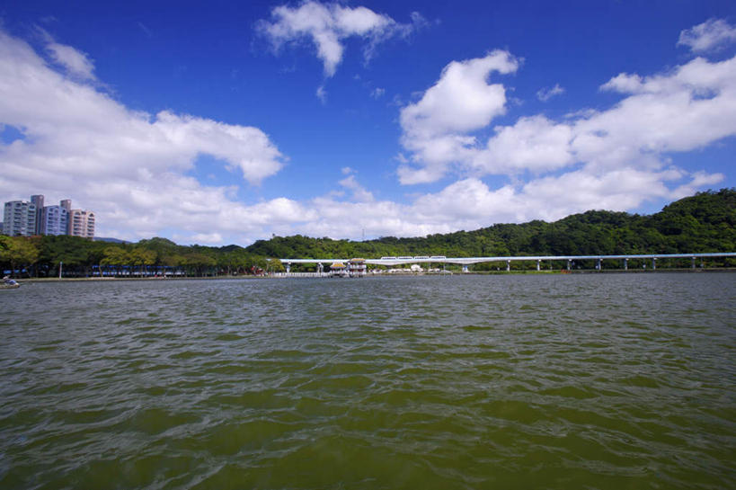 无人,公园,家,高楼大厦,横图,室外,白天,正面,度假,办公楼,湖,湖泊,美景,水,植物,城市风光,城市,大厦,建筑,摩天大楼,写字楼,台湾,中国,亚洲,阴影,波纹,光线,影子,房屋,屋子,湖面,景观,水流,水面,云,云朵,涟漪,云彩,娱乐,楼房,住宅,树,树木,蓝色,绿色,白云,倒影,蓝天,水纹,天空,阳光,自然,楼宇,波浪,湖水,天,享受,休闲,商务楼,景色,放松,生长,晴朗,成长,倒映,东亚,台北,内湖区,港澳台,中华人民共和国,省会,水晕,台北市,台湾省,反照,晴空,彩图,房子,大楼,高层建筑,高楼,摩天楼,大湖公园,内湖,台