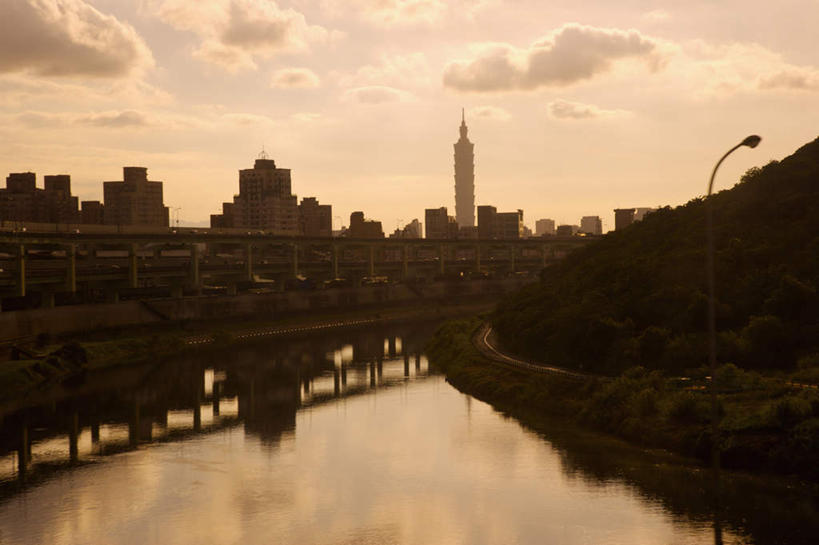 无人,家,高楼大厦,横图,室外,白天,正面,度假,办公楼,湖,湖泊,美景,日落,水,植物,城市风光,城市,大厦,道路,建筑,路,路灯,摩天大楼,写字楼,公路,照明,台湾,中国,亚洲,波纹,房屋,屋子,湖面,景观,水流,水面,晚霞,霞光,落日,高架,公寓,灯光,交通,涟漪,背光,娱乐,洋房,楼房,住宅,灯,树,树木,绿色,倒影,水纹,自然,黄昏,楼宇,波浪,湖水,享受,休闲,商务楼,景色,彩霞,放松,生长,成长,照亮,倒映,照明设备,逆光,高架桥,东亚,高架道路,跨线桥,台北,内湖区,港澳台,中华人民共和国,省会,水晕,台北市,台湾省,夕照,反照,夕阳,彩图,房子,大楼,高层建筑,高楼,摩天楼,内湖,斜阳,台