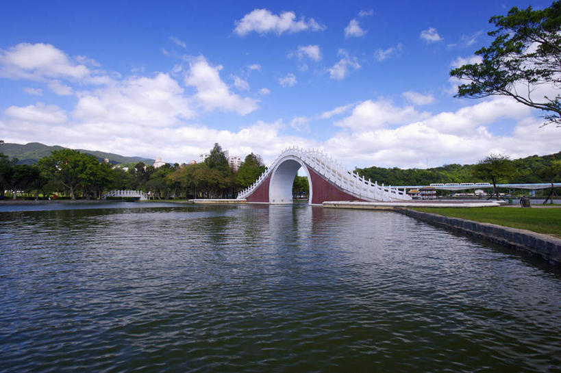 无人,公园,横图,室外,白天,正面,旅游,度假,草地,草坪,湖,湖泊,石头,美景,水,植物,台湾,中国,亚洲,阴影,波纹,光线,石子,影子,湖面,景观,水流,水面,云,云朵,桥,涟漪,云彩,娱乐,石桥,拱桥,栈桥,草,树,树木,蓝色,绿色,白云,倒影,蓝天,水纹,天空,阳光,自然,波浪,湖水,天,享受,休闲,景色,放松,拱形,生长,晴朗,成长,人行桥,石拱桥,倒映,自然风光,东亚,台北,内湖区,港澳台,中华人民共和国,省会,水晕,台北市,台湾省,反照,石块,晴空,彩图,大湖公园,内湖,台