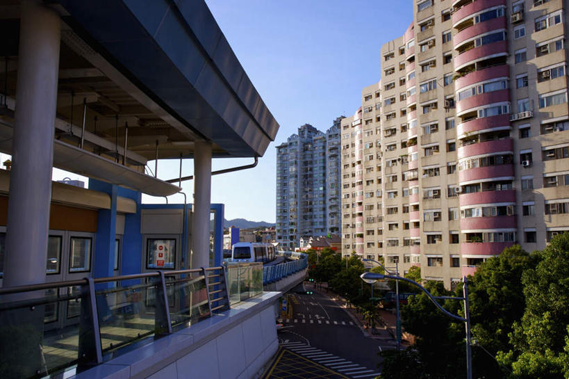 无人,公园,家,高楼大厦,横图,室外,白天,正面,度假,办公楼,美景,植物,城市风光,城市,大厦,建筑,路,摩天大楼,铁路,写字楼,车站,台湾,中国,亚洲,阴影,光线,影子,房屋,屋子,景观,公寓,轨道,站台,交通,铁轨,娱乐,洋房,楼房,月台,住宅,树,树木,蓝色,绿色,蓝天,天空,阳光,自然,楼宇,天,享受,休闲,商务楼,景色,放松,运输,生长,晴朗,成长,东亚,台北,万里无云,内湖区,港澳台,中华人民共和国,省会,台北市,台湾省,晴空,晴空万里,彩图,房子,大楼,高层建筑,高楼,摩天楼,大湖公园,大湖公园站,内湖,内湖线,台北捷运内湖线,北捷,台北都会区大众捷运系统,台北捷运,台