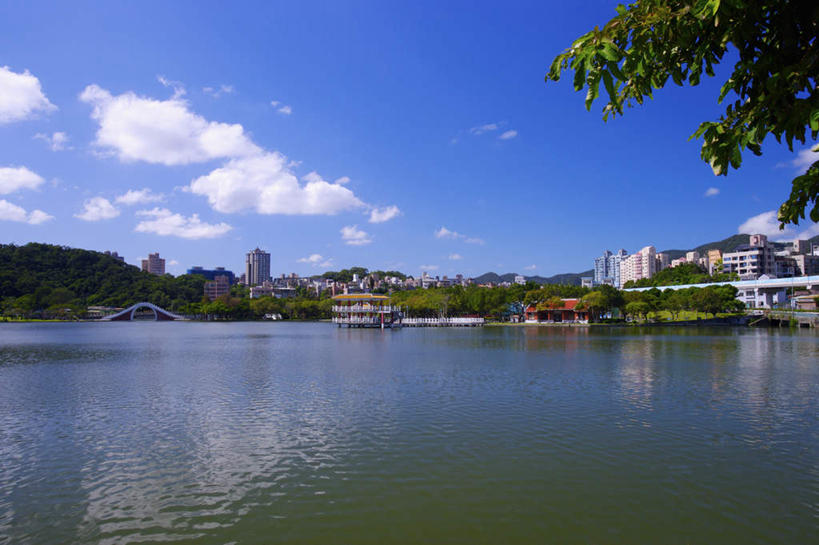 无人,公园,家,高楼大厦,横图,室外,白天,正面,度假,办公楼,湖,湖泊,美景,水,植物,城市风光,城市,大厦,建筑,摩天大楼,写字楼,台湾,中国,亚洲,阴影,波纹,光线,影子,房屋,屋子,湖面,景观,水流,水面,云,云朵,公寓,涟漪,云彩,娱乐,洋房,楼房,住宅,树,树木,蓝色,绿色,白云,倒影,蓝天,水纹,天空,阳光,自然,楼宇,波浪,湖水,天,享受,休闲,商务楼,景色,放松,生长,晴朗,成长,倒映,东亚,台北,内湖区,港澳台,中华人民共和国,省会,水晕,台北市,台湾省,反照,晴空,彩图,房子,大楼,高层建筑,高楼,摩天楼,大湖公园,内湖,台