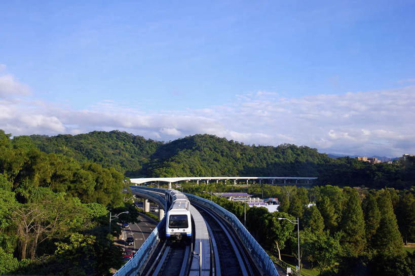 无人,横图,俯视,室外,白天,度假,美景,森林,山,山脉,树林,植物,城市风光,城市,道路,地铁,路,铁路,公路,台湾,中国,亚洲,阴影,光线,影子,景观,山峰,云,云朵,高架,轨道,轨道交通,交通,铁轨,山峦,云彩,娱乐,树,树木,蓝色,绿色,白云,蓝天,天空,阳光,自然,群山,天,享受,休闲,景色,放松,运输,生长,晴朗,成长,高架桥,东亚,高架道路,跨线桥,台北,港澳台,中华人民共和国,省会,台北市,台湾省,晴空,彩图,高角度拍摄,地铁机动车,地下铁,轻轨,内湖线,台北捷运内湖线,北捷,台北都会区大众捷运系统,台北捷运,台