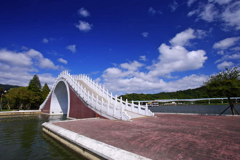 无人,公园,栏杆,横图,室外,白天,正面,旅游,度假,湖,湖泊,石头,美景,水,植物,台湾,中国,亚洲,阴影,波纹,光线,石子,影子,湖面,景观,水流,水面,云,云朵,围栏,桥,涟漪,云彩,娱乐,石桥,护栏,拱桥,栈桥,树,树木,蓝色,绿色,白云,倒影,蓝天,水纹,天空,阳光,自然,波浪,湖水,天,享受,休闲,景色,放松,拱形,生长,晴朗,成长,人行桥,石拱桥,倒映,自然风光,东亚,台北,内湖区,港澳台,中华人民共和国,省会,水晕,台北市,台湾省,反照,石块,晴空,彩图,大湖公园,内湖,台
