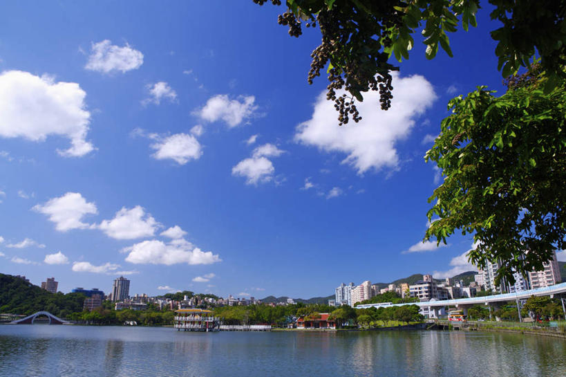 无人,公园,家,高楼大厦,横图,室外,白天,正面,度假,办公楼,湖,湖泊,美景,水,植物,城市风光,城市,大厦,道路,建筑,路,摩天大楼,写字楼,公路,台湾,中国,亚洲,阴影,波纹,光线,影子,房屋,屋子,湖面,景观,水流,水面,云,云朵,高架,公寓,交通,涟漪,云彩,娱乐,洋房,楼房,住宅,树,树木,蓝色,绿色,白云,倒影,蓝天,水纹,天空,阳光,自然,楼宇,波浪,湖水,天,享受,休闲,商务楼,景色,放松,生长,晴朗,成长,倒映,高架桥,东亚,高架道路,跨线桥,台北,内湖区,港澳台,中华人民共和国,省会,水晕,台北市,台湾省,反照,晴空,彩图,房子,大楼,高层建筑,高楼,摩天楼,大湖公园,内湖,台