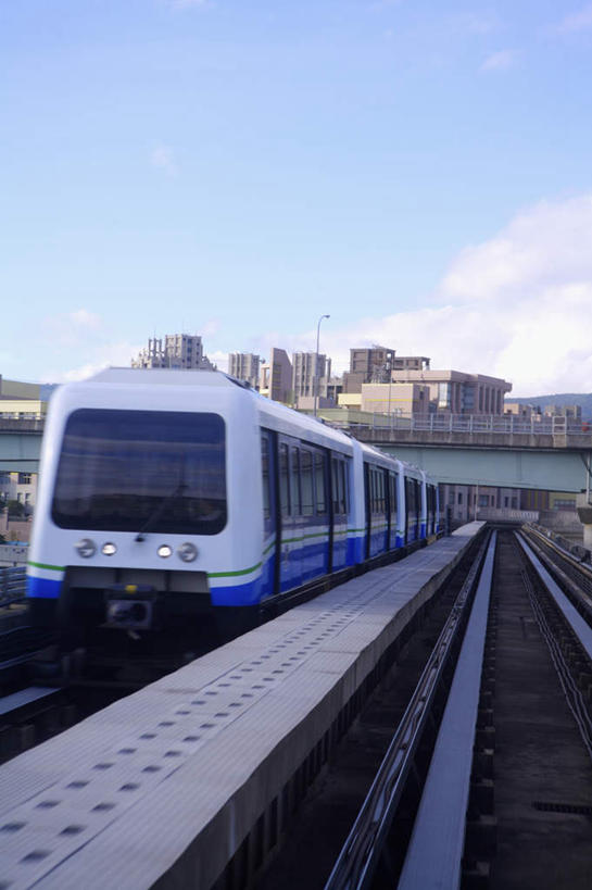 无人,高楼大厦,竖图,室外,白天,正面,度假,办公楼,美景,城市风光,城市,大厦,建筑,路,摩天大楼,铁路,写字楼,火车,台湾,中国,亚洲,阴影,光线,影子,景观,云,云朵,轨道,交通,铁轨,云彩,娱乐,车,蓝色,白云,蓝天,天空,阳光,楼宇,交通工具,天,享受,休闲,商务楼,景色,放松,运输,晴朗,载具,东亚,台北,港澳台,中华人民共和国,省会,台北市,台湾省,晴空,彩图,大楼,高层建筑,高楼,摩天楼,内湖线,台北捷运内湖线,北捷,台北都会区大众捷运系统,台北捷运,台