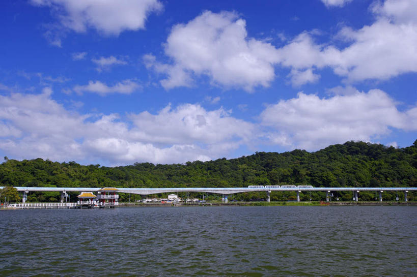 无人,公园,横图,室外,白天,正面,旅游,度假,湖,湖泊,石头,美景,森林,山,山脉,树林,水,植物,路,铁路,火车,台湾,中国,亚洲,阴影,光线,石子,影子,湖面,景观,山顶,山峰,水流,水面,云,云朵,轨道,交通,铁轨,山峦,云彩,娱乐,车,树,树木,蓝色,绿色,白云,蓝天,天空,阳光,自然,交通工具,湖水,群山,天,享受,休闲,景色,放松,运输,生长,晴朗,成长,自然风光,载具,东亚,沉积岩,台北,内湖区,港澳台,中华人民共和国,省会,台北市,台湾省,颠峰,极峰,水成岩,石块,岩石,晴空,彩图,大湖公园,大湖公园站,内湖,内湖线,台北捷运内湖线,北捷,台北都会区大众捷运系统,台北捷运,台