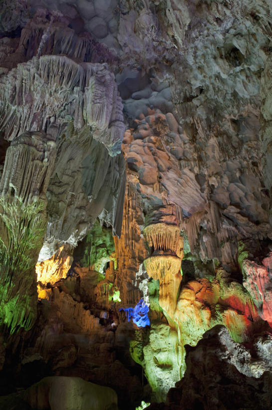 无人,竖图,彩色,室内,白天,正面,旅游,度假,石头,美景,山,山脉,霓虹灯,越南,亚洲,阴影,光线,影子,景观,山峰,灯光,七彩,山峦,娱乐,光源,霓虹,灯,自然,群山,享受,休闲,景色,放松,洞穴,东南亚,照明设备,自然风光,下龙湾,钟乳石,石钟乳,越南社会主义共和国,氖灯,自然遗产,广宁省,洞窟,窟窿,石块,岩石,彩图