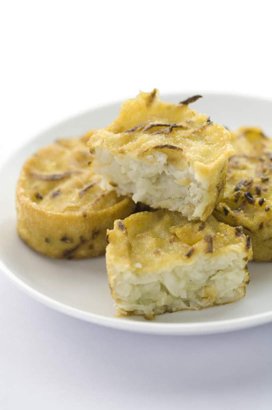 点心,无人,竖图,俯视,室内,特写,白天,白色背景,桌面,桌子,餐具,五个,一堆,许多,阴影,堆叠,堆积,反射,木制,碟子,盘,影子,油炸,料理,食品,美食,食物,一个,盘子,木制品,碟,中式,摄影,影棚,单个,堆,萝卜丝饼,油墩子,彩图,高角度拍摄,影棚拍摄,拍摄,油端子,油墩儿