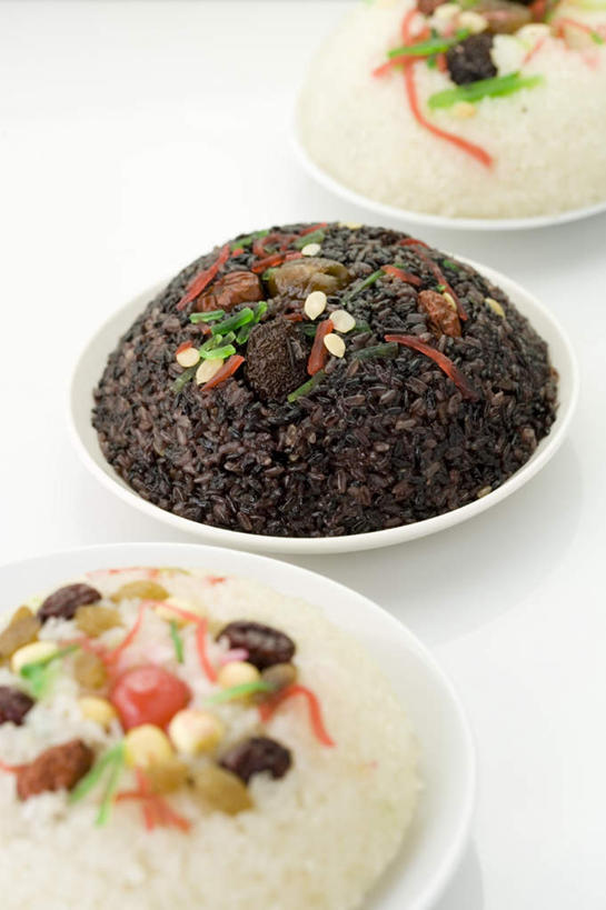 点心,无人,竖图,俯视,室内,特写,白天,白色背景,烹饪,中餐,桌面,桌子,葡萄,餐具,水果,一排,阴影,新鲜,整齐,反射,木制,碟子,盘,影子,莲子,谷类,谷物,生食,料理,食品,糯米,甜点,甜品,果实,米,大米,菜肴,美食,食物,排列,三个,盘子,木制品,碟,甜食,中式,枣,葡萄干,摄影,红枣,佳肴,有机食品,绿色食品,影棚,队列,枣子,八宝饭,莲米,莲肉,莲实,江米,乌珠木,大枣,山葫芦,蒲桃,草龙珠,彩图,高角度拍摄,影棚拍摄,拍摄