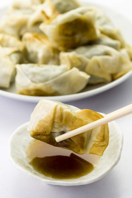 点心,馄饨,面食,无人,竖图,俯视,室内,特写,白天,白色背景,筷子,桌面,桌子,餐具,一堆,一双,许多,阴影,堆叠,堆积,朦胧,模糊,反射,木制,碟子,盘,影子,醋,调料,料理,食品,面点,调味品,很多,调味料,文化,传统,美食,食物,两个,盘子,木制品,碟,中式,摄影,影棚,堆,礼节,礼仪,食醋,扁肉,苦酒,醯,进餐用具,彩图,高角度拍摄,影棚拍摄,拍摄