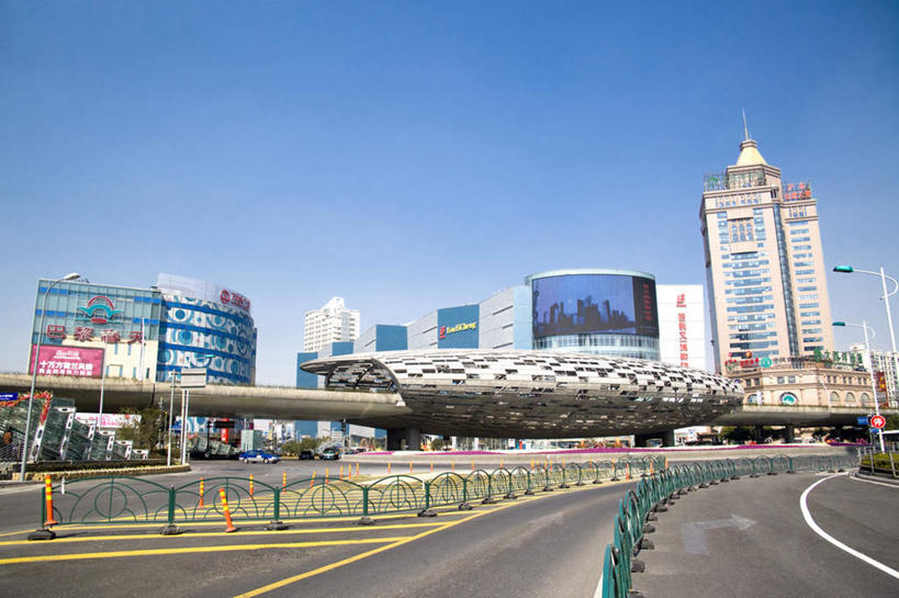 东方人,高楼大厦,栏杆,走,横图,室外,白天,仰视,度假,办公楼,美景,城市风光,城市,大厦,道路,建筑,路,路灯,摩天大楼,写字楼,公路,照明,上海,中国,亚洲,一排,行人,游客,游人,阴影,服装,整齐,光线,影子,景观,高架,围栏,灯光,分界线,停车线,交通,许多人,注视,休闲装,黄种人,娱乐,护栏,路人,旅客,灯,排列,衣服,蓝色,蓝天,天空,阳光,楼宇,天,观察,看,一群人,享受,休闲,休闲服,商务楼,景色,放松,服饰,晴朗,观看,车行道,车行道分界线,照亮,申,察看,照明设备,队列,关注,标线,高架桥,杨浦区,东亚,车行线,上海市,高架道路,跨线桥,五角场,万里无云,中华人民共和国,沪,华东地区,过客,男人,男性,女人,女性,中年男性,中年女性,亚洲人,晴空,晴空万里,马路,步行,散步,走路,彩图,低角度拍摄,全身,大楼,高层建筑,高楼,摩天楼