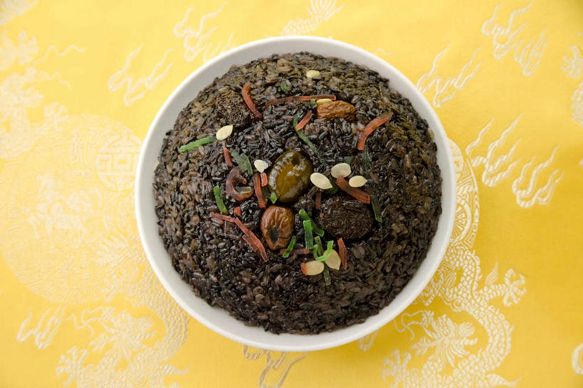 点心,无人,横图,俯视,室内,特写,白天,烹饪,中餐,桌面,桌子,葡萄,餐具,水果,新鲜,木制,布料,碟子,盘,谷类,谷物,生食,料理,食品,甜点,甜品,果实,米,布纹,大米,菜肴,美食,桌布,食物,一个,盘子,餐巾,木制品,碟,台布,甜食,中式,枣,葡萄干,摄影,红枣,佳肴,有机食品,绿色食品,影棚,单个,枣子,黑米,八宝饭,乌珠木,大枣,山葫芦,蒲桃,草龙珠,彩图,高角度拍摄,影棚拍摄,拍摄