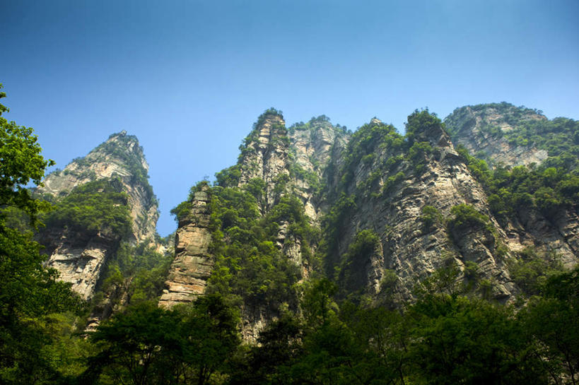 无人,公园,横图,室外,白天,仰视,旅游,度假,石头,美景,森林,山,山脉,树林,植物,张家界,中国,亚洲,阴影,光线,石子,影子,景观,山顶,山峰,悬崖,山峦,娱乐,树,树木,蓝色,绿色,蓝天,天空,阳光,自然,群山,天,享受,休闲,景色,放松,生长,晴朗,成长,自然风光,东亚,沉积岩,湖南,湖南省,森林公园,万里无云,张家界国家森林公园,中华人民共和国,绝壁,华中地区,湘,张家界市,颠峰,极峰,水成岩,石块,岩石,晴空,晴空万里,彩图,低角度拍摄,金鞭溪