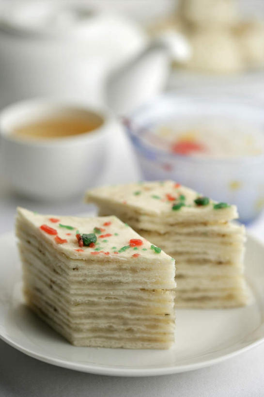 点心,无人,竖图,俯视,室内,特写,白天,白色背景,幸福,茶,杯子,餐具,阴影,朦胧,模糊,反射,碟子,壶,盘,影子,茶叶,食品,甜点,甜品,娱乐,水壶,食物,糕点,盘子,茶壶,容器,水杯,碟,甜食,享受,休闲,温馨,放松,乐趣,摄影,影棚,提神,舒适,醒脑,茶杯,彩图,高角度拍摄,影棚拍摄,拍摄,千层糕