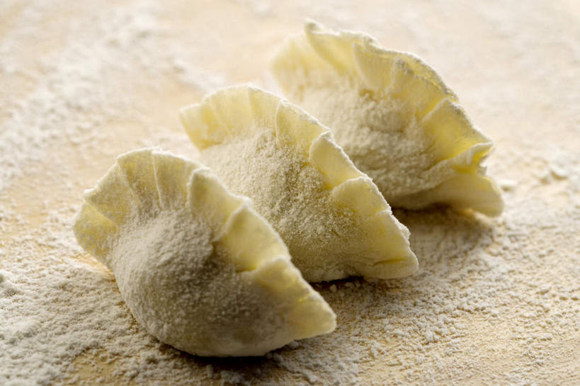 面食,无人,横图,俯视,室内,特写,白天,中餐,桌面,桌子,一排,阴影,朦胧,模糊,整齐,反射,木制,粉末,影子,面粉,料理,食品,饺子,面点,粮食,小吃,食物,排列,三个,木制品,中式,粉,农产品,队列,水饺,原材料,粉状,彩图,高角度拍摄