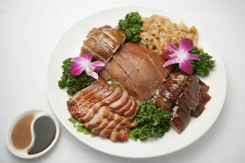 烤鸭,无人,横图,俯视,室内,特写,白天,白色背景,烹饪,中餐,黄瓜,蔬菜,餐具,阴影,新鲜,装饰,盛开,反射,碟子,盘,影子,陶瓷,花菜,花椰菜,西兰花,调料,鸡肉,酱料,酱汁,肉,佐料,料理,食品,陶瓷制品,调味品,调味料,花蕾,鸭肉,酱,菜肴,美食,肉类,花,花瓣,花朵,鲜花,食物,盘子,容器,碟,碗,花苞,花蕊,中式,摄影,佳肴,有机食品,绿色食品,影棚,储藏,华丽,修饰,椰菜花,点缀,储存,肉食,白斩鸡,北京烤鸭,衬托,美观,雅致,雅观,甘蓝花,北京菜,京帮菜,京菜,三黄油鸡,青瓜,胡瓜,彩图,高角度拍摄,影棚拍摄,拍摄,贮存