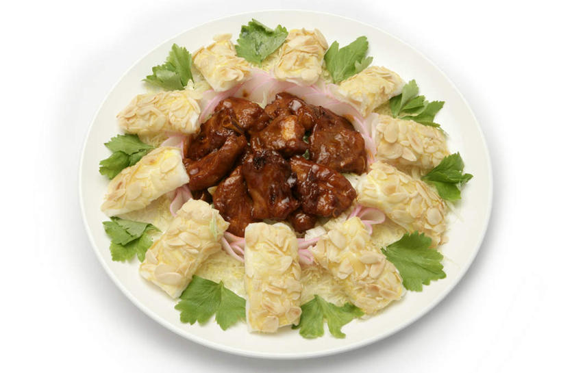 无人,横图,俯视,室内,特写,白天,白色背景,烹饪,中餐,餐具,阴影,反射,碟子,盘,影子,肉,虾,料理,食品,猪肉,菜肴,美食,肉类,食物,盘子,碟,中式,摄影,佳肴,影棚,肉食,斑节对虾,斑节虾,豚肉,日本对虾,竹节虾,豆腐皮包肉,豆腐衣包肉,彩图,高角度拍摄,影棚拍摄,拍摄