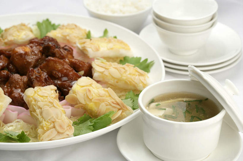 米饭,无人,横图,俯视,室内,特写,白天,白色背景,烹饪,中餐,餐具,阴影,反射,碟子,盘,影子,陶瓷,肉,汤,虾,料理,食品,陶瓷制品,饭,猪肉,菜肴,美食,肉类,食物,盘子,容器,碟,碗,中式,摄影,佳肴,影棚,储藏,五谷,储存,肉食,斑节对虾,斑节虾,豚肉,日本对虾,竹节虾,豆腐皮包肉,豆腐衣包肉,彩图,高角度拍摄,影棚拍摄,拍摄,贮存