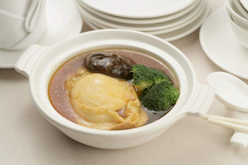 海鲜,无人,横图,俯视,室内,特写,白天,白色背景,烹饪,中餐,筷子,地铁,蔬菜,餐具,厨具,阴影,新鲜,反射,锅子,砂锅,影子,勺子,陶瓷,花菜,花椰菜,西兰花,料理,食品,筷架,陶瓷制品,轨道交通,筷枕,文化,传统,锅,水产,菜肴,美食,海洋生物,食物,容器,调羹,汤匙,碗,中式,摄影,鲍鱼,佳肴,有机食品,绿色食品,影棚,锅具,储藏,礼节,椰菜花,筷子架,石决明,储存,水生动物,海产品,礼仪,水生物,海底动物,烹饪用具,鳆鱼,镜面鱼,明目鱼,甘蓝花,进餐用具,烹调用具,烹调,彩图,高角度拍摄,影棚拍摄,拍摄,地铁机动车,地下铁,轻轨,贮存