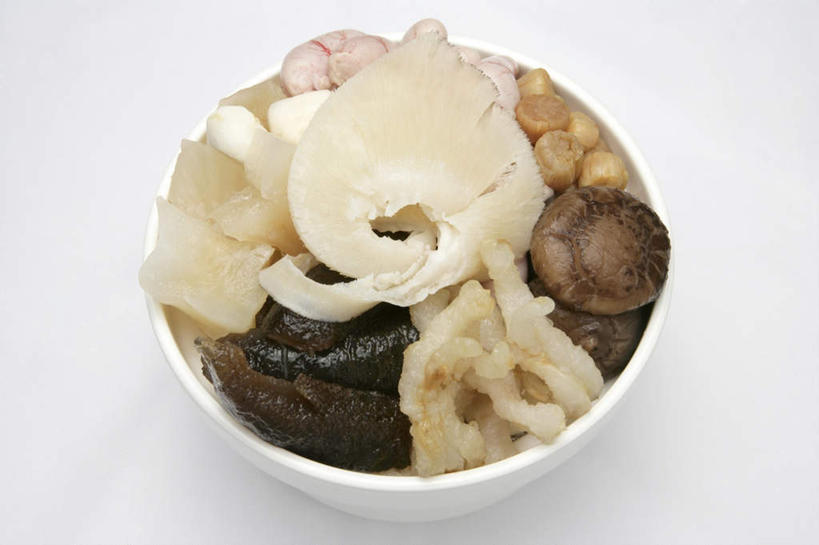 海鲜,无人,横图,俯视,室内,特写,白天,白色背景,一堆,许多,阴影,堆叠,堆积,反射,影子,陶瓷,陶瓷制品,水产,海洋生物,一个,容器,碗,摄影,鲍鱼,影棚,单个,储藏,堆,海参,石决明,储存,水生动物,海产品,水生物,棘皮动物,海底动物,鳆鱼,镜面鱼,明目鱼,彩图,高角度拍摄,影棚拍摄,拍摄,贮存