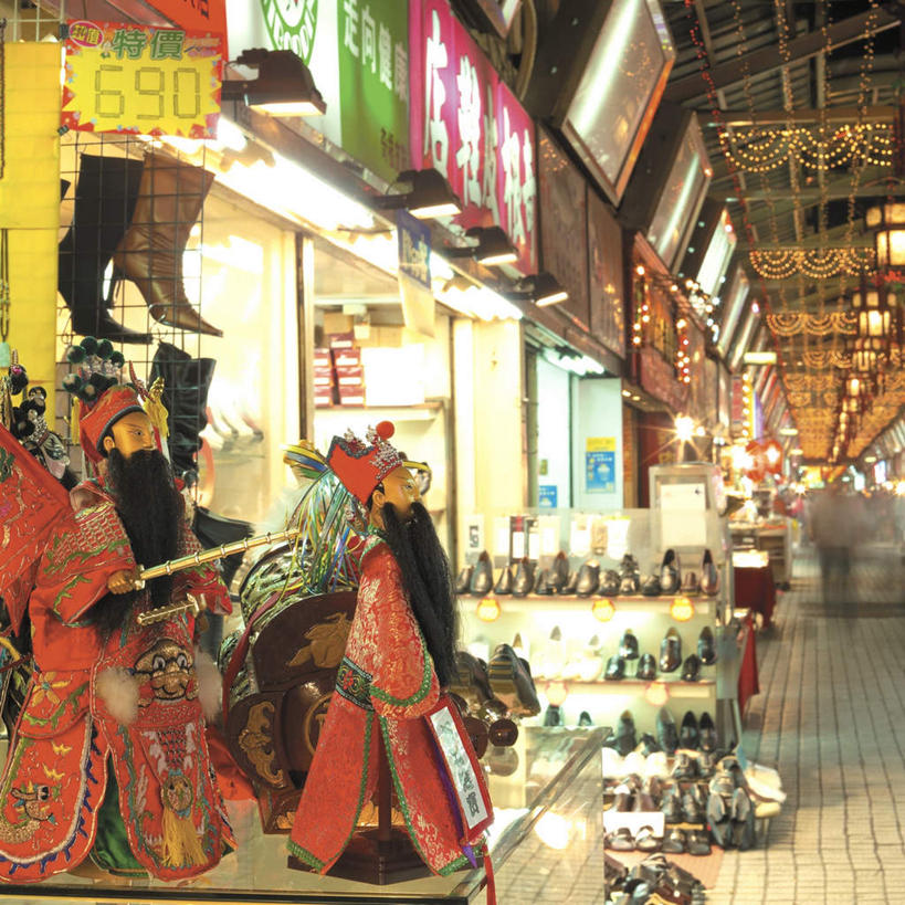 东方人,一个人,商店,站,方图,室外,夜晚,正面,旅游,度假,标志建筑,地标,建筑,夜景,鞋子,台湾,中国,亚洲,仅一个男性,仅一个人,仅一个中年男性,吊挂,悬挂,阴影,服装,朦胧,模糊,光线,影子,走道,走廊,过道,灯光,挂,休闲装,黄种人,娱乐,建设,商铺,靴子,衣服,站着,享受,休闲,休闲服,旅游胜地,放松,服饰,牛仔靴,东亚,台北,港澳台,中华人民共和国,省会,台北市,台湾省,市肆,商号,艋舺,万华,万华区,男人,男性,中年男性,亚洲人,站立,彩图,全身,店铺,华西街,华西街观光夜市,华西街夜市,台