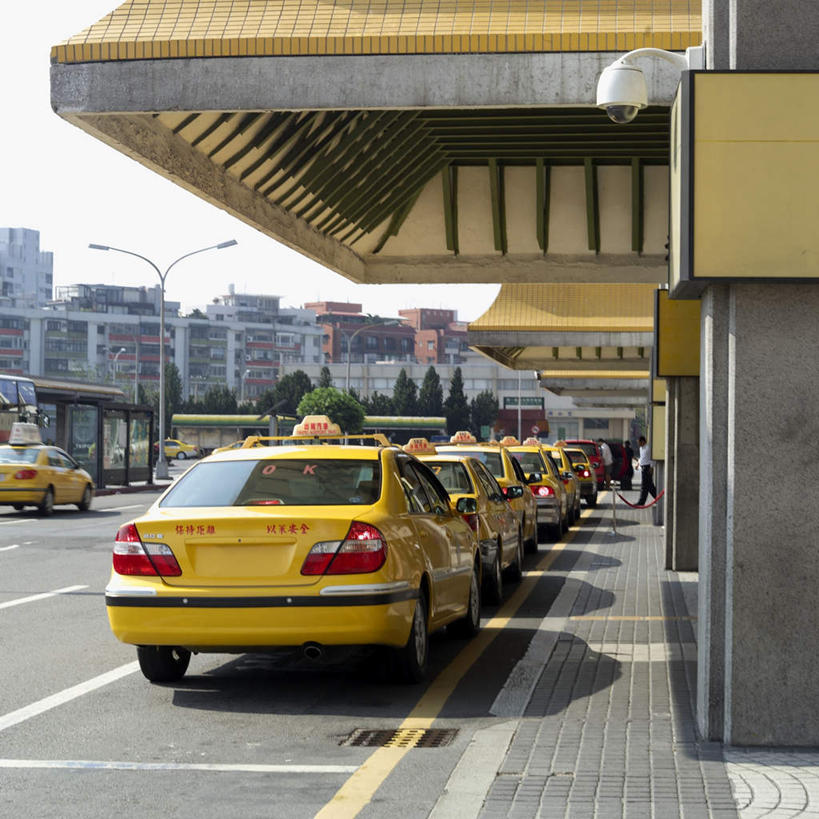 东方人,站,走,方图,室外,白天,正面,旅游,度假,标志建筑,道路,地标,建筑,路,路灯,公路,出租车,汽车,照明,台湾,中国,亚洲,一排,许多,行人,游客,游人,停靠,阴影,服装,整齐,光线,影子,灯光,分界线,停车线,交通,许多人,注视,休闲装,黄种人,娱乐,建设,路人,旅客,车,灯,排列,衣服,蓝色,蓝天,天空,阳光,交通工具,轿车,天,观察,看,站着,一群人,享受,休闲,休闲服,旅游胜地,放松,服饰,晴朗,观看,车行道,车行道分界线,照亮,察看,照明设备,队列,关注,停泊,载具,的士,标线,计程车,东亚,车行线,台北,万里无云,台北松山机场,港澳台,中华人民共和国,省会,台北市,台湾省,过客,松山区,男人,男性,女人,女性,中年男性,中年女性,亚洲人,晴空,晴空万里,马路,步行,散步,站立,走路,彩图,全身,松山机场,台北机场,台