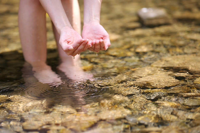 东方人,手,腿部,脚,脚趾,脚趾甲,腿,一个人,捧,横图,俯视,室外,特写,白天,河流,石头,水,亚洲,双手,仅一个年轻女性,仅一个女性,仅一个人,阴影,朦胧,模糊,透明,光线,石子,影子,河水,水流,黄种人,光脚,小溪,阳光,溪水,赤脚,手部,通明,年轻女性,女人,女性,亚洲人,脚指甲,石块,岩石,端,端着,捧着,手捧,半身,彩图,高角度拍摄