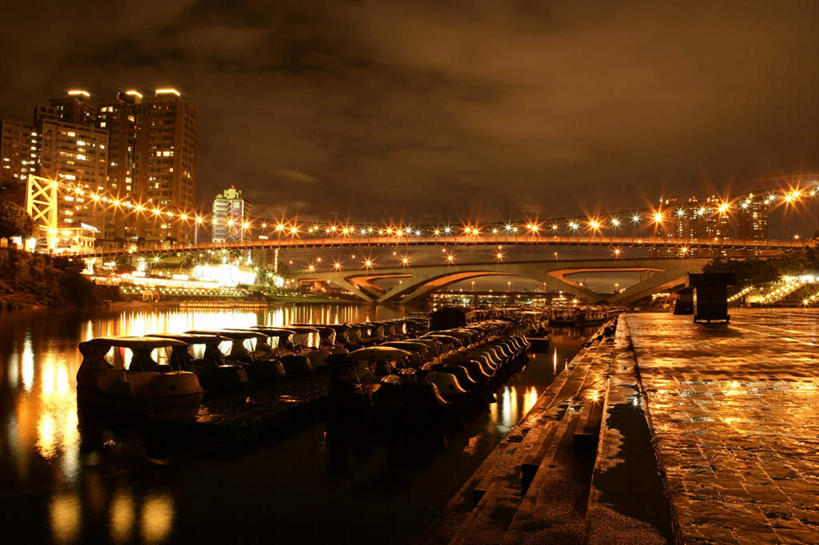 无人,高楼大厦,横图,室外,夜晚,正面,旅游,度假,河流,水,植物,标志建筑,大桥,大厦,地标,建筑,立交桥,路灯,摩天大楼,桥梁,夜景,照明,台湾,中国,亚洲,一排,许多,阴影,波纹,整齐,光线,影子,河水,水流,高架,斜拉桥,桥,灯光,涟漪,娱乐,建设,灯,树,树木,排列,绿色,倒影,水纹,自然,波浪,享受,休闲,旅游胜地,放松,生长,成长,照亮,倒映,照明设备,队列,东亚,台北县,碧潭,港澳台,中华人民共和国,水晕,台湾省,反照,新北,新北市,彩图,大楼,高层建筑,高楼,摩天楼,赤壁潭,狮山边大潭,石壁潭,新店区,台