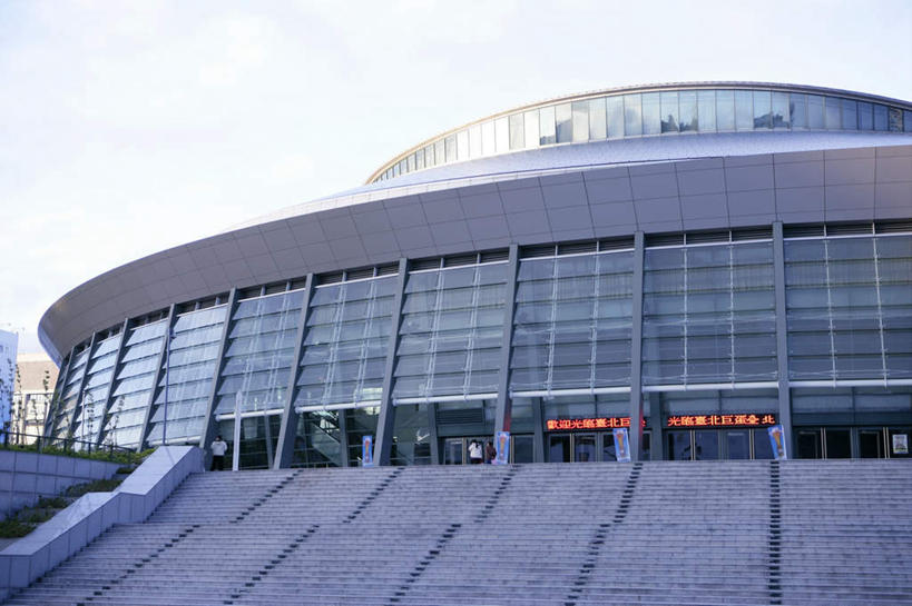 无人,学校,教学楼,栏杆,横图,室外,白天,仰视,旅游,度假,窗户,楼梯,落地窗,标志建筑,地标,建筑,台湾,中国,亚洲,一排,许多,阴影,整齐,光线,扶手,影子,阶梯,娱乐,建设,校园,护栏,玻璃窗,台阶,排列,蓝色,蓝天,天空,阳光,天,享受,休闲,教室,旅游胜地,放松,晴朗,队列,东亚,台北,万里无云,港澳台,中华人民共和国,省会,台北市,台湾省,晴空,晴空万里,彩图,低角度拍摄,大学,教学大楼,大安区,国立台湾大学,台大,台湾大学,台