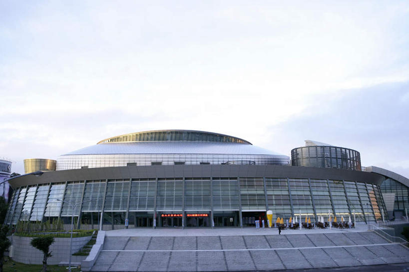 无人,学校,教学楼,栏杆,横图,室外,白天,仰视,旅游,度假,植物,窗户,楼梯,落地窗,标志建筑,地标,建筑,台湾,中国,亚洲,一排,许多,阴影,整齐,光线,扶手,影子,阶梯,娱乐,建设,校园,护栏,玻璃窗,台阶,树,树木,排列,蓝色,绿色,蓝天,天空,阳光,自然,天,享受,休闲,教室,旅游胜地,放松,生长,晴朗,成长,队列,东亚,台北,万里无云,港澳台,中华人民共和国,省会,台北市,台湾省,晴空,晴空万里,彩图,低角度拍摄,大学,教学大楼,大安区,国立台湾大学,台大,台湾大学,台