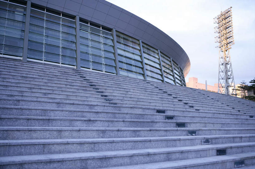 无人,学校,教学楼,栏杆,横图,室外,白天,仰视,旅游,度假,窗户,楼梯,落地窗,标志建筑,地标,建筑,台湾,中国,亚洲,一排,许多,阴影,整齐,光线,扶手,影子,阶梯,娱乐,建设,校园,护栏,玻璃窗,台阶,排列,蓝色,蓝天,天空,阳光,天,享受,休闲,教室,旅游胜地,放松,晴朗,队列,东亚,台北,万里无云,港澳台,中华人民共和国,省会,台北市,台湾省,晴空,晴空万里,彩图,低角度拍摄,大学,教学大楼,大安区,国立台湾大学,台大,台湾大学,台