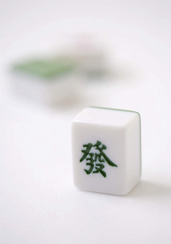 无人,竖图,俯视,室内,特写,白天,白色背景,游戏,赌博,贪欲,竞争,静物,玩具,阴影,朦胧,模糊,反射,影子,玩,娱乐,刺激,一个,麻将,休闲,摄影,影棚,单个,活动,发泄,消遣,智力,赌具,投机,侥幸,欲望,宣泄,玩耍,嬉戏,彩图,高角度拍摄,影棚拍摄,拍摄,发财,箭牌,胜负,输赢,发