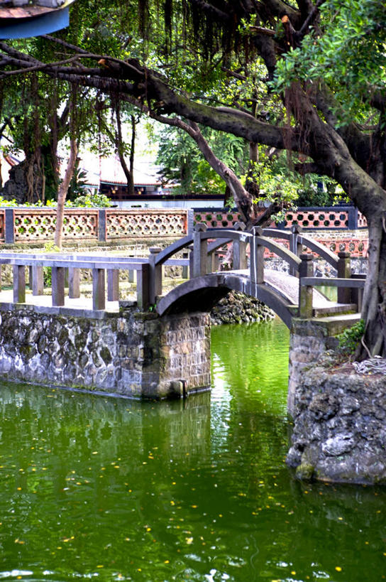 无人,栏杆,竖图,室外,白天,正面,旅游,度假,石头,名胜古迹,植物,标志建筑,地标,建筑,雕塑,台湾,中国,亚洲,遗迹,艺术,装饰,雕刻,雕像,石子,池塘,水池,围栏,桥,古迹,文物,娱乐,建设,古建筑,石桥,护栏,拱桥,栈桥,树,树木,绿色,自然,工艺品,享受,休闲,旅游胜地,放松,拱形,生长,成长,纪念,人行桥,石拱桥,美术,主题,陈列,古文明,东亚,台北,港澳台,中华人民共和国,省会,功能,美学,台北市,台湾省,石块,彩图,台