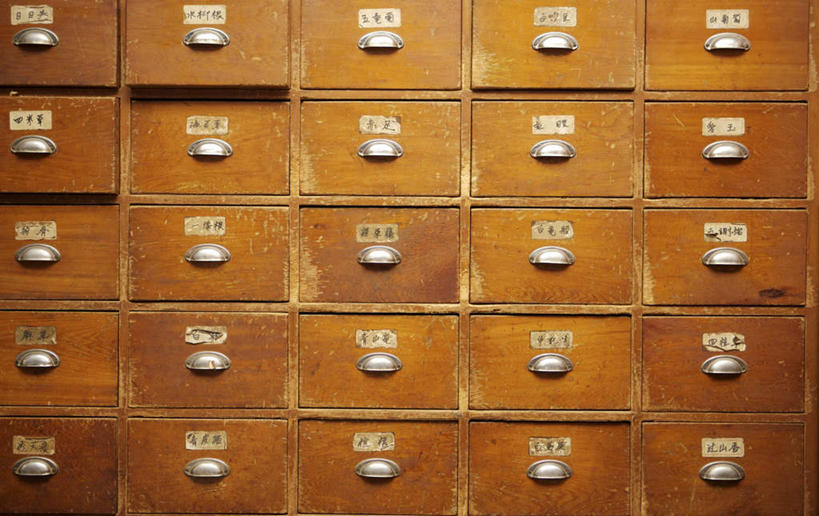无人,横图,室内,白天,正面,植物,柜子,抽屉,一排,整齐,并列,并排,木制,标志,文字,字符,草药,药草,储物柜,标识,中药,排列,木制品,药店,汉字,储存,队列,中文,药材,中草药,平行,中药材,本草,国文,华文,储备,蕴藏,贮备,彩图,贮存