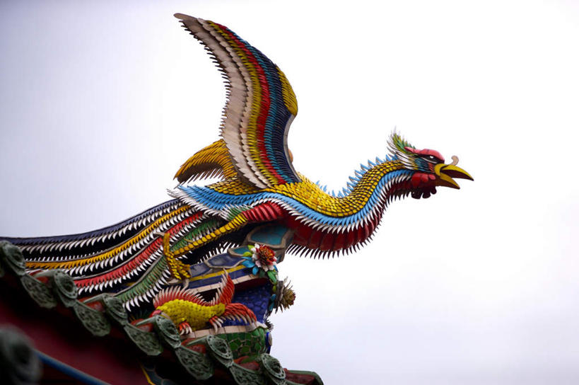 无人,寺庙,横图,室外,白天,仰视,旅游,度假,幸福,名胜古迹,标志建筑,地标,建筑,鸟,雕塑,中国,亚洲,节日,遗迹,艺术,装饰,凤凰,鸟类,雕刻,雕像,古迹,文化,文物,娱乐,建设,古建筑,天空,工艺品,庙宇,天,祈祷,享受,休闲,和谐,健康,旅游胜地,放松,许愿,宗教,佛教,信仰,纪念,祈求,美术,吉祥,主题,图腾,陈列,古文明,东亚,中华人民共和国,功能,美学,凤,祥瑞,凰,释教,丹鸟,鶤鸡,威凤,平安,彩图,低角度拍摄,庙,寺