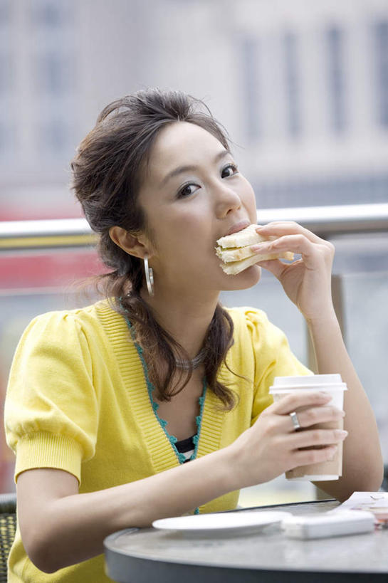 点心,面包,咖啡,东方人,一个人,高楼大厦,栏杆,坐,吃,竖图,室外,白天,正面,烹饪,西餐,幸福,餐桌,桌子,大厦,建筑,摩天大楼,杯子,亚洲,仅一个年轻女性,仅一个女性,仅一个人,握,服装,朦胧,模糊,围栏,三明治,料理,食品,面点,拿,拿着,注视,休闲装,黄种人,娱乐,菜肴,美食,护栏,装饰品,食物,糕点,饮料,衣服,黄色,耳环,饰品,首饰,纸制品,楼宇,快餐,观察,看,享受,休闲,温馨,休闲服,放松,乐趣,西式,握着,服饰,佳肴,餐台,观看,纸杯,察看,提神,舒适,关注,一次性杯子,咖啡店,醒脑,咖啡屋,西式快餐,三文治,软饮料,耳饰,年轻女性,女人,女性,亚洲人,嚼,食,坐着,半身,彩图,大楼,高层建筑,高楼,咖啡馆,摩天楼