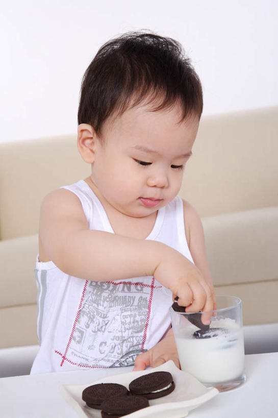 点心,牛奶,东方人,婴儿,儿童,一个人,客厅,站,竖图,室内,白天,正面,婴儿服装,纯洁,沙发,桌子,杯子,餐具,亚洲,仅一个人,握,服装,木制,碟子,盘,墙,食品,饮品,营养,拿,茶几,拿着,注视,黄种人,墙壁,墙面,玻璃制品,食物,饮料,小孩,衣服,白色,盘子,木制品,水杯,碟,饼干,零食,观察,看,站着,奥利奥,夹心饼干,可爱,握着,服饰,活泼,观看,察看,乳制品,起居室,衣着,奶,牛乳,穿着,关注,宝宝,布艺沙发,纯真,烂漫,无邪,安神,衣饰,客堂,伶俐,天真,亚洲人,孩子,玻璃杯,站立,半身,彩图,婴儿服