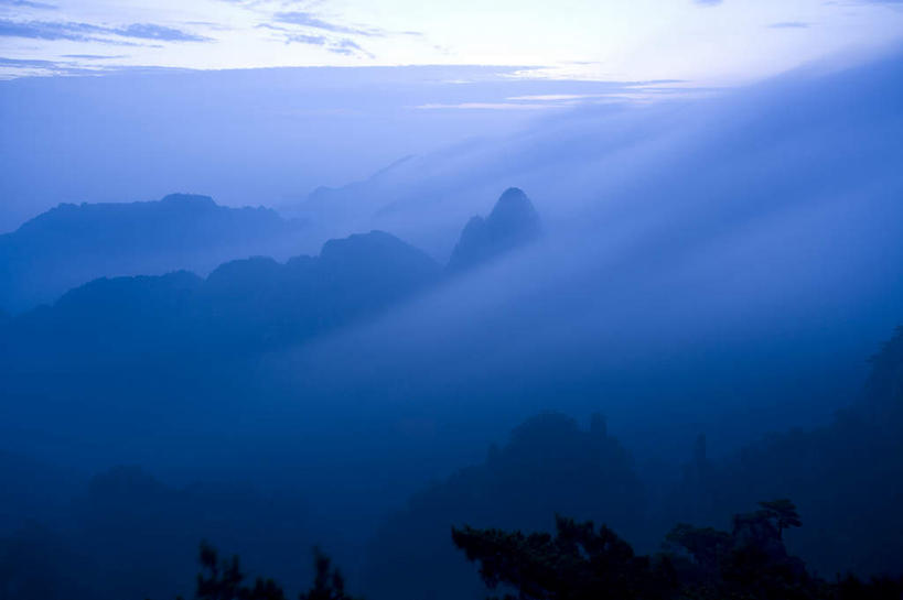 无人,横图,俯视,航拍,室外,白天,旅游,度假,黄山,美景,山,山脉,雾,中国,亚洲,朦胧,模糊,景观,山峰,云,云朵,山峦,云彩,娱乐,蓝色,白云,蓝天,天空,自然,群山,天,享受,休闲,景色,放松,晴朗,连绵,迷雾,绵延,鸟瞰,自然风光,东亚,安徽,安徽省,黄山市,中华人民共和国,华东地区,皖,联贯,黟山,大雾,晴空,彩图,高角度拍摄,世界地质公园,天下第一奇山