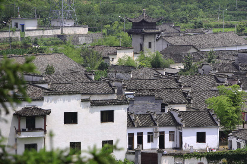 无人,家,横图,俯视,室外,白天,旅游,度假,黄山,名胜古迹,树林,植物,窗户,标志建筑,地标,建筑,西递,中国,亚洲,遗迹,房屋,墙,屋子,建筑群,古迹,文物,娱乐,建设,古建筑,楼房,民居,玻璃窗,墙壁,墙面,住宅,树,树木,绿色,白色,自然,享受,休闲,旅游胜地,放松,生长,成长,古文明,东亚,安徽,安徽省,黄山市,黟县,中华人民共和国,华东地区,皖,西递村,彩图,高角度拍摄,房子,徽派建筑,徽派民居